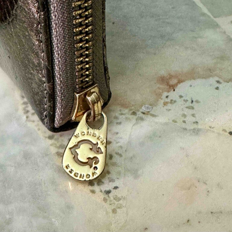 Cartera dorada C Wonder